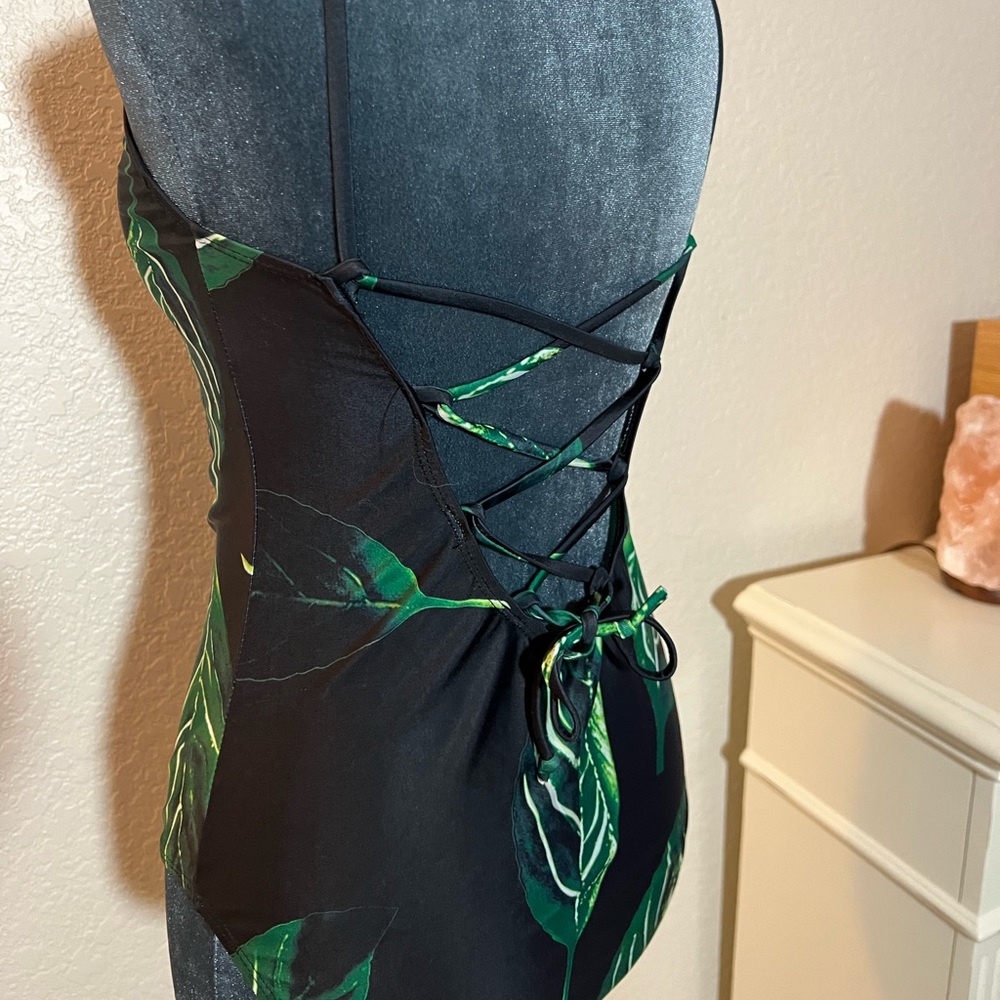 NWOT BLACK LACE-UP ADJUSTABLE LOW BACK ONE PIECE WITH TROPICAL LEAF PRINT - Picture 9 of 11
